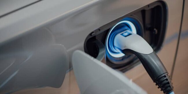 Ricarica di un’auto elettrica e valutazione dei veicoli usati