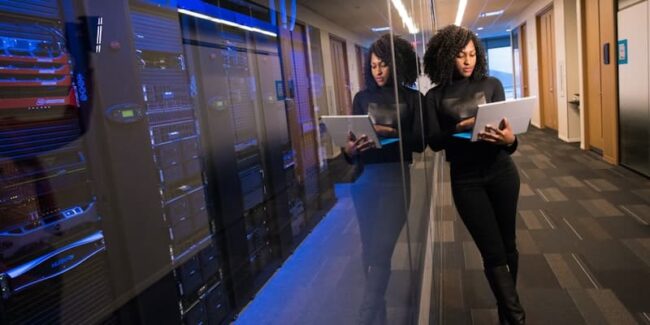 Professionista al lavoro sulle competenze digitali in una PMI italiana