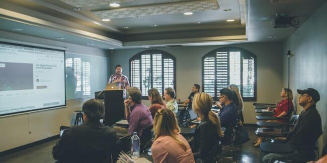 Aula di formazione aziendale con professionisti in apprendimento continuo