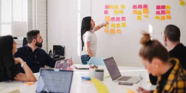 Team aziendale impegnato in attività di reskilling e upskilling